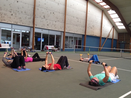 Séance de fitness animée par Maël Garnesson pour un groupe Sport Santé accueillant des femmes suite à un cancer du sein Séance de fitness au MSATC pour un groupe Sport Santé